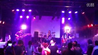 乐队表演视频,激情四溢！乐队现场表演燃爆全场